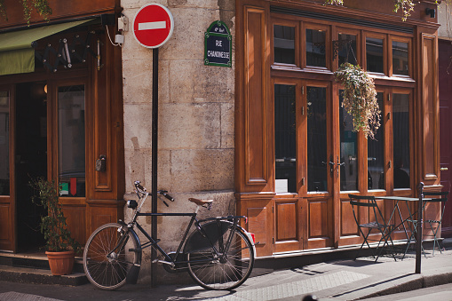 Calle París y bicicleta photo