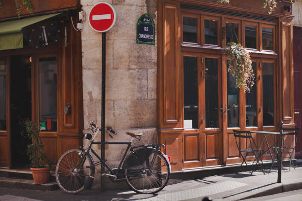 Paris street and bicycle Paris street and bicycle, traditional restaurant front window nice france restaurant stock pictures, royalty-free photos & images