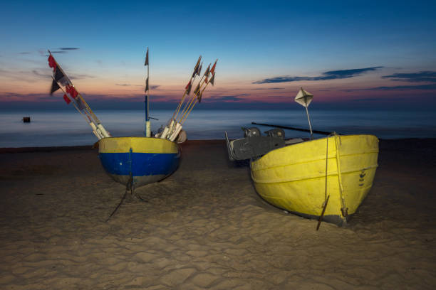 barcos de pesca na praia em rewal - rewal - fotografias e filmes do acervo