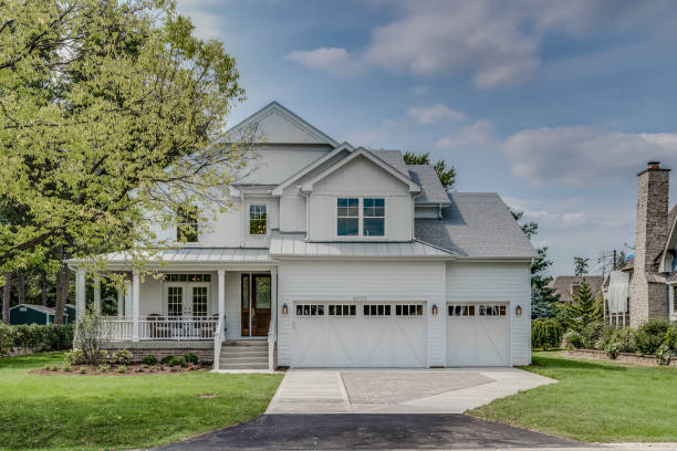 istock Two story home with three car garage 1272151351