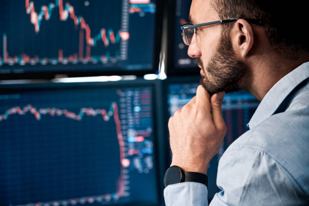 Trader analyzing global bitcoin price on network diagram