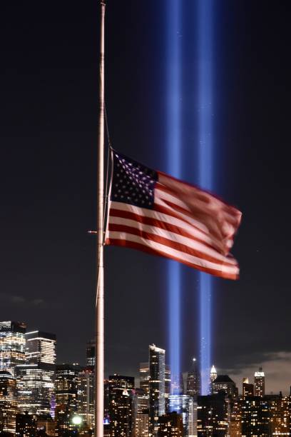 tribute im licht - world trade center september 11 new york city manhattan stock-fotos und bilder