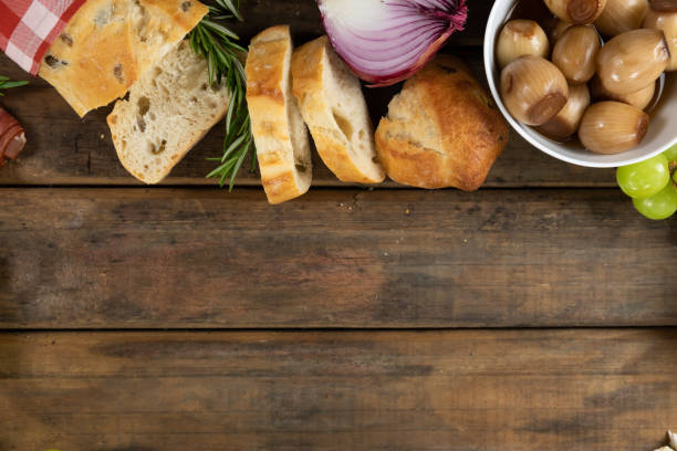 widok drewnianej deski do krojenia z chlebem, serem, kiełbasą, owocami i winem na drewnianej powierzchni - mediterranean cuisine preparation care wood zdjęcia i obrazy z banku zdjęć
