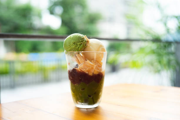 japoński parfait z lodami z zielonej herbaty i lodami waniliowymi na wierzchu pasty z czerwonej fasoli. - agar jelly obrazy zdjęcia i obrazy z banku zdjęć
