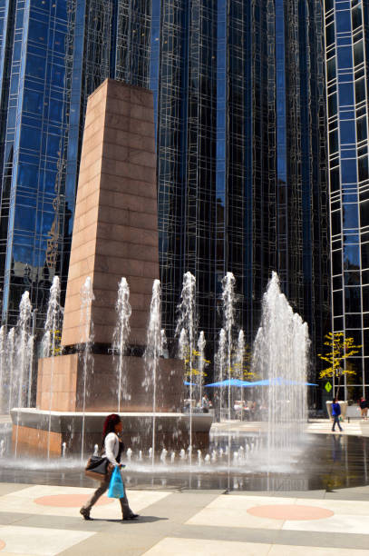 promenade d’heure de déjeuner dans une place de ville - steel photography vertical pittsburgh pennsylvania photos et images de collection