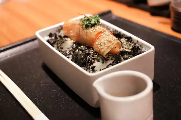 Hakata's famous meal, Mentai, is eaten on rice. Sprinkle soy sauce on it as you like.