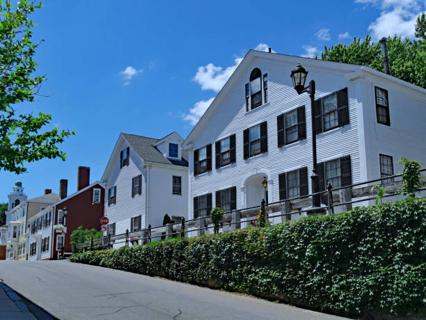 プリマス、マサチューセッツ州の古い植民地時代の家の通り - colonial style house residential structure siding ストックフォトと画像