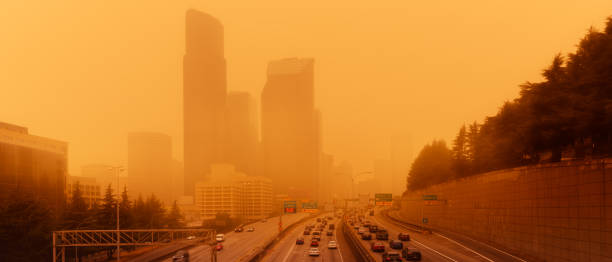 seattle dans la fumée de feu de forêt - smog photos et images de collection