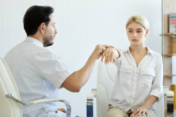 sosteniendo de la mano de la mujer durante la hipnoterapia - chakra ayurveda recovery herbal medicine fotografías e imágenes de stock