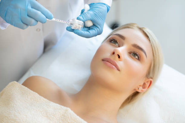 미용 스킨 케어 - healthcare and medicine beauty spa botox injection hyaluronic acid 뉴스 사진 이미지