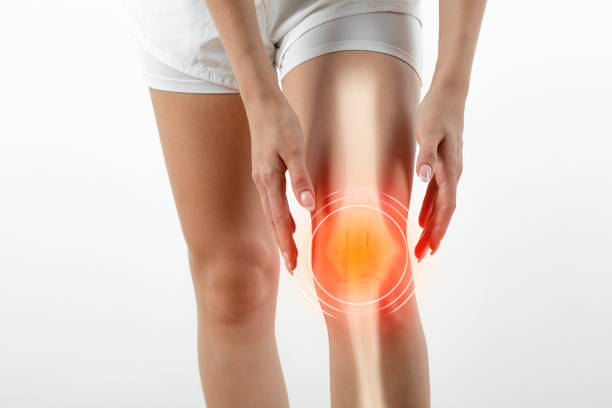 mujer que sufre de dolor en la rodilla - articulación humana fotos fotografías e imágenes de stock