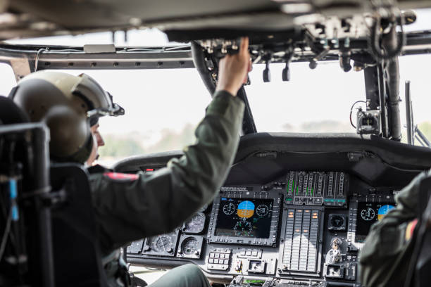 piloto do exército montando helicóptero militar - vista da cabina - fotografias e filmes do acervo