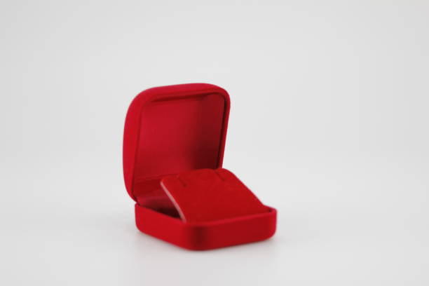 caixa de brinco de veludo vermelho - day gem ring open - fotografias e filmes do acervo