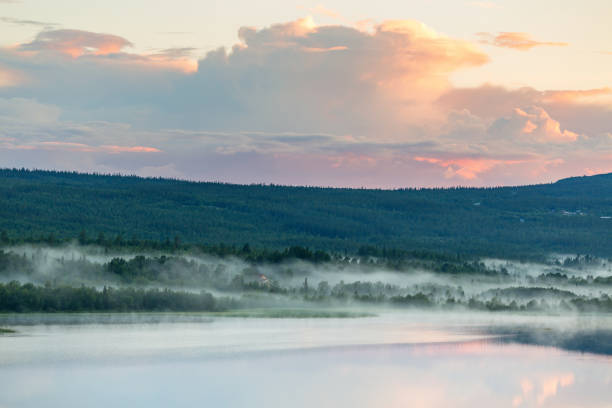 solnedgång vid en sjö med dimma i skogslandet - fjäll sjö sweden bildbanksfoton och bilder