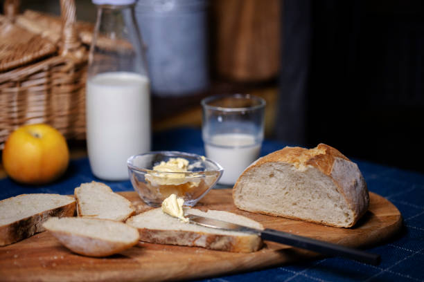 handwerksverkrustetes brot, butter und milch - butter bread breakfast table stock-fotos und bilder