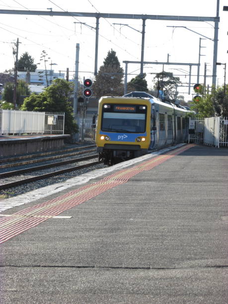 train de ligne de frankston arrivant à la gare de seaford à melbourne, vic - seaford photos et images de collection