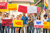 aktivisten-demonstrieren-gegen-soziale-fragen.jpg?b=1&s=170x170&k=20&c=PCv15q3IF3w3IsL_FP3J2G7HDfErT2gvqd7IZQdOCg0=