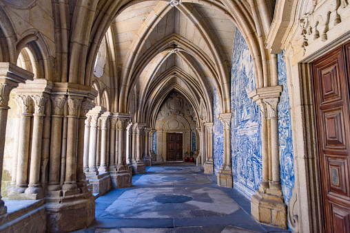 Claustro decorado con mural Azulejo en la Catedral de Oporto, una iglesia católica en Oporto, Portugal photo