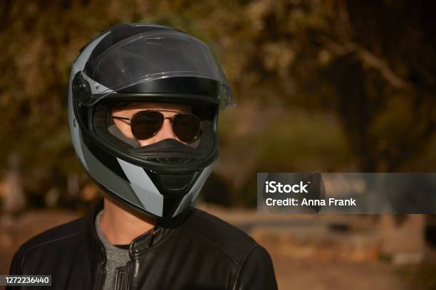 Primer Plano Del Hombre En Casco De Moto Foto de stock y más banco de de 35-39 años - 35-39 años, Accesorio de cabeza, Actividad fin de semana - iStock