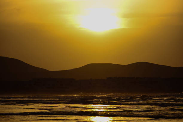 schöner sonnenuntergang auf lanzarote - famara stock-fotos und bilder