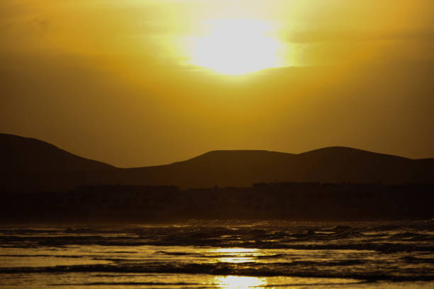 piękny zachód słońca na lanzarote - famara zdjęcia i obrazy z banku zdjęć