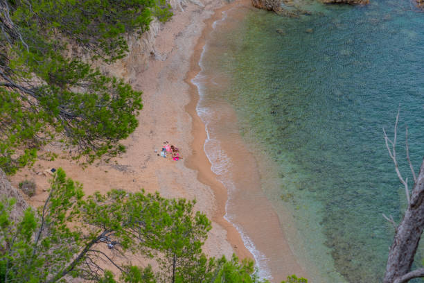 a bela praia de cala futadera é uma das poucas praias naturais intactas remanescentes na costa brava, catalunha, espanha - mediterranean countries gerona catalonia spain - fotografias e filmes do acervo