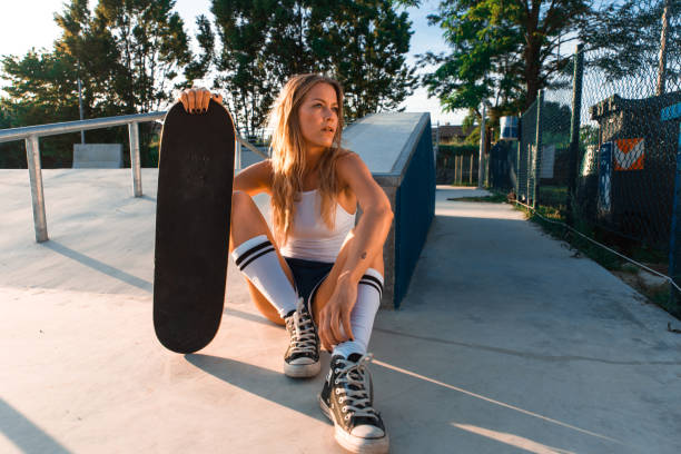 fajna dziewczyna łyżwiarka - skateboard park zdjęcia i obrazy z banku zdjęć