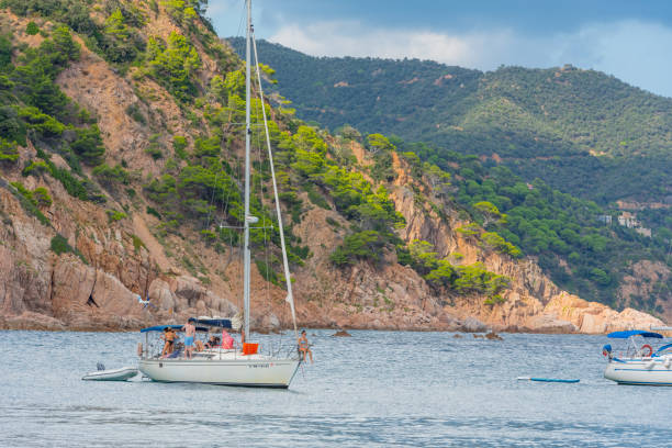 barcos na bela praia de cala futadera é uma das poucas praias naturais intactas remanescentes na costa brava, catalunha, espanha no verão de 2020 - mediterranean countries gerona catalonia spain - fotografias e filmes do acervo