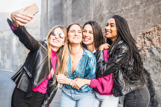 grupa wielorasowych przyjaciół dziewczyny korzystających robienia selfie w starym centrum miasta. - child letter y alphabet multi ethnic group zdjęcia i obrazy z banku zdjęć