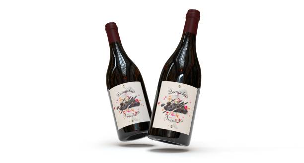 bouteilles de vin rouge sur le fond blanc - beaujolais nouveau photos et images de collection