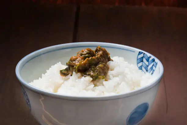 Fukinotou is a spring wild vegetable. Fuki miso is a dish made with fukinotou and miso. It goes well with rice and sake.