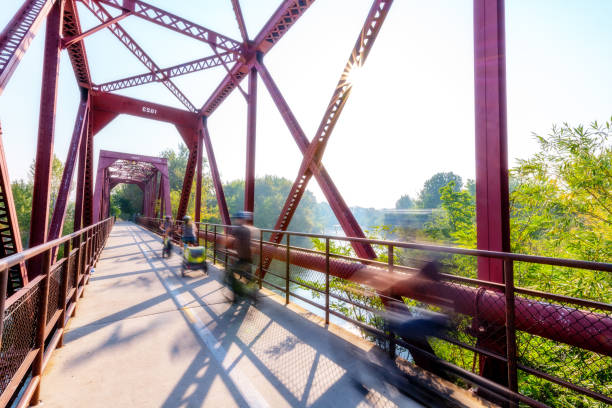 モーションブラーバイカーはボイシ川に架かる橋を渡る - boise river ストックフォトと画像