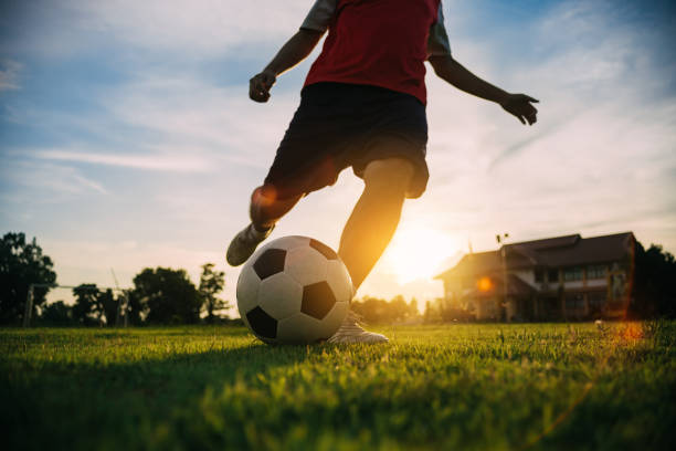 silhouette action sport - bola de futebol imagens e fotografias de stock