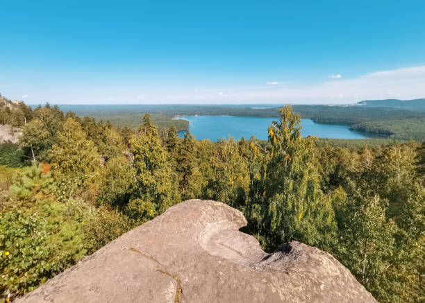 formación rocosa - arakul shikhan en los urales del sur y el lago arakul. - south ural fotografías e imágenes de stock