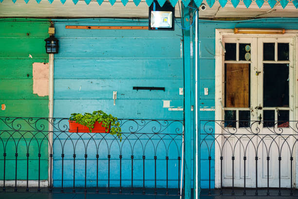 galerie interne d’un immeuble dans le quartier de caminito, dans le quartier de buenos aires à la boca - argentina buenos aires door la boca photos et images de collection