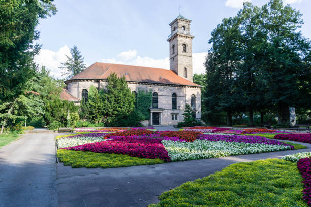 parc de ville dans fürth avec l’église au ciel bleu, bavière allemagne - famous place germany town summer photos et images de collection