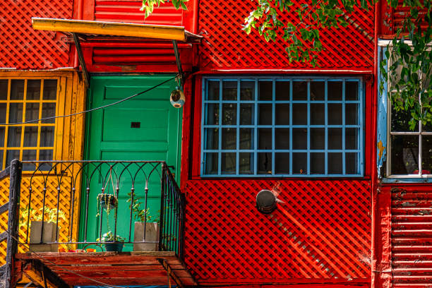 façade d’une maison traditionnelle dans le quartier de caminito, dans le quartier de buenos aires à la boca - argentina buenos aires door la boca photos et images de collection