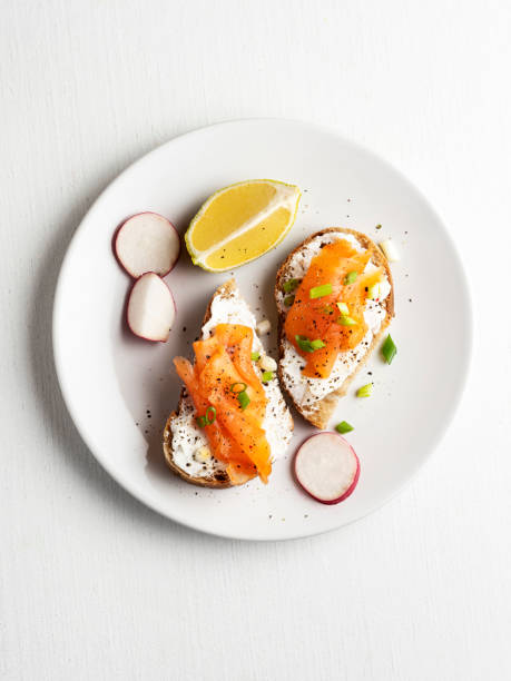 pan de salmón ahumado, bruschetta con salmón, sándwich de salmón, tartines - bread cheese bruschetta canape fotografías e imágenes de stock