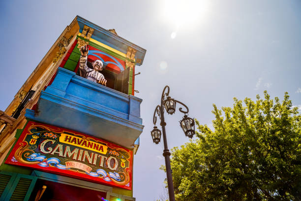 figure of pope francis on a balcony in the caminito area, in the buenos aires neighborhood of la boca - tangoing imagens e fotografias de stock