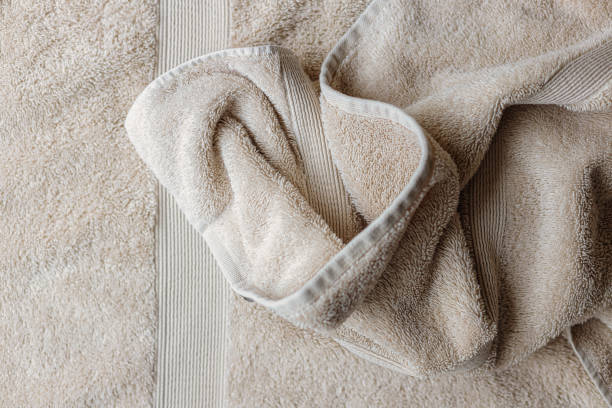 primo piano macro di un asciugamano beige con piega - 15796 foto e immagini stock