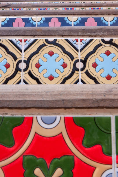 azulejos coloridos de cerâmica colocados nos degraus de uma escadaria. - staircase steps istanbul turkey - fotografias e filmes do acervo