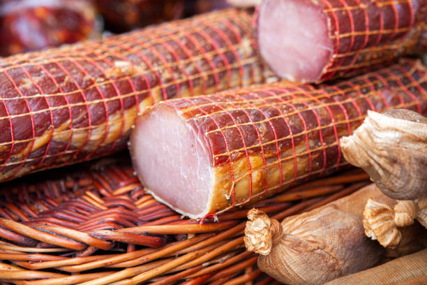 delicias lituanas, salchichas, tocino, tocino - red meat fotografías e imágenes de stock