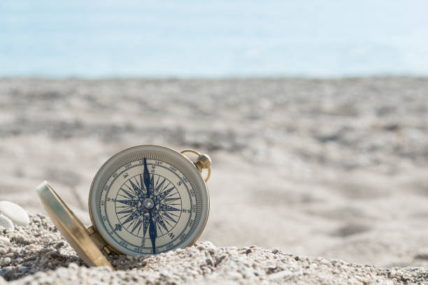 vieja brújula en la playa, de cerca - compass exploration the way forward beach fotografías e imágenes de stock