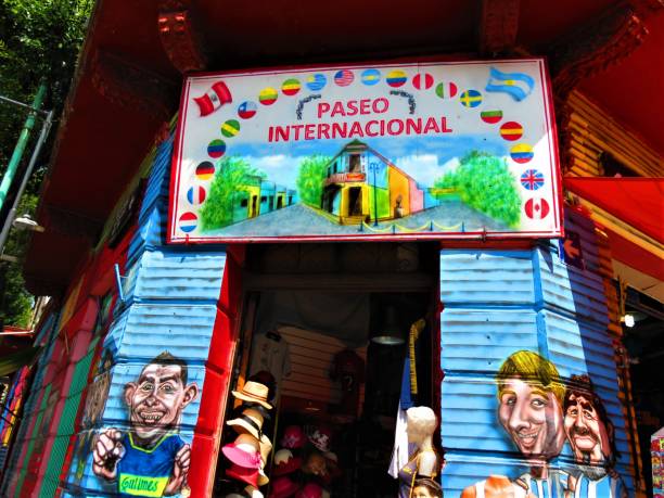 les bâtiments de la rue caminito dans le quartier de la boca de la ville de buenos aires. - argentina buenos aires door la boca photos et images de collection