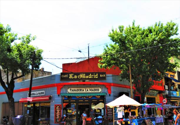 les bâtiments de la rue caminito dans le quartier de la boca de la ville de buenos aires. - argentina buenos aires door la boca photos et images de collection