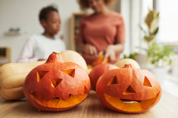 preparare le zucche per halloween - affettato foto e immagini stock