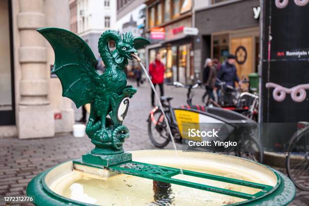 Fuente De Basilisco En Basilea Foto de stock y más banco de imágenes de Basilea - Suiza - Basilea - Suiza, Fuente - Estructura creada por el hombre, Dragón