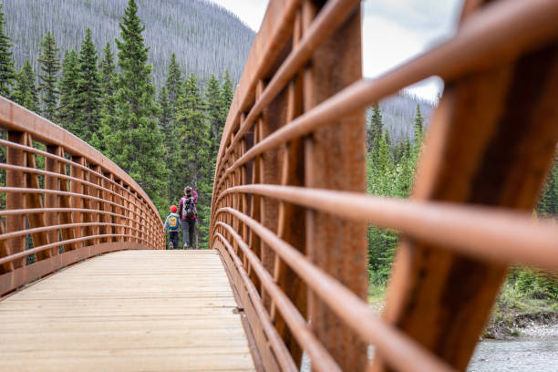 mutter und sohn am vermilion river im kootenay national park, britisch-kolumbien, kanada - marble canyon stock-fotos und bilder