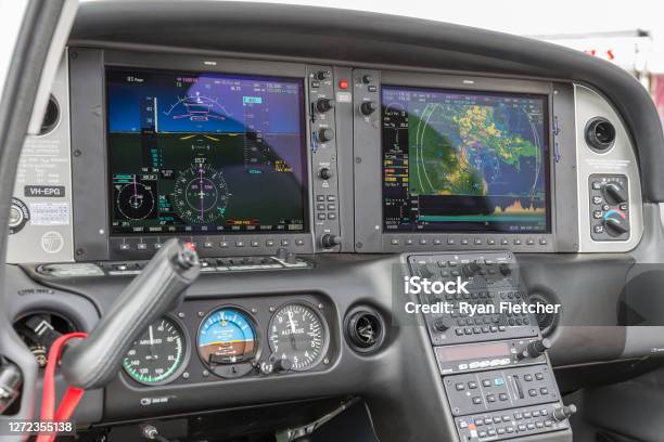 Cirrus Sr22tのコックピットは高性能シングルエンジン軽飛行機 Sr22 航空機のストックフォトや画像を多数ご用意