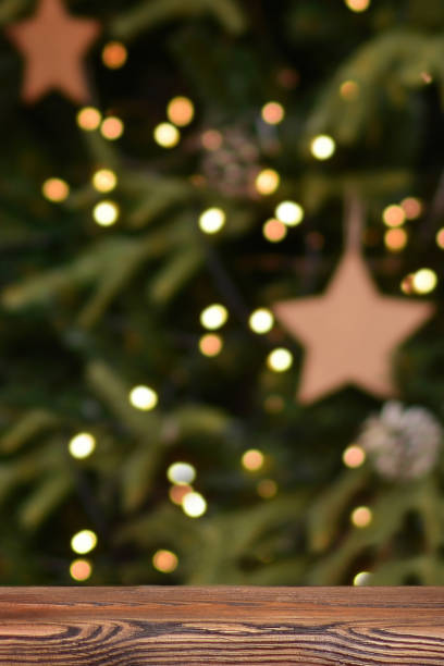 рождественский фон. пустой деревянный стол на фоне елки и новогоднего боке. - christmas tree christmas wood woods стоковые фото и изображения